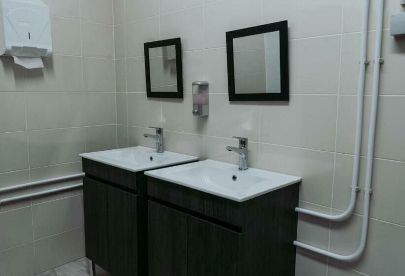 فندق صغير Middle Point