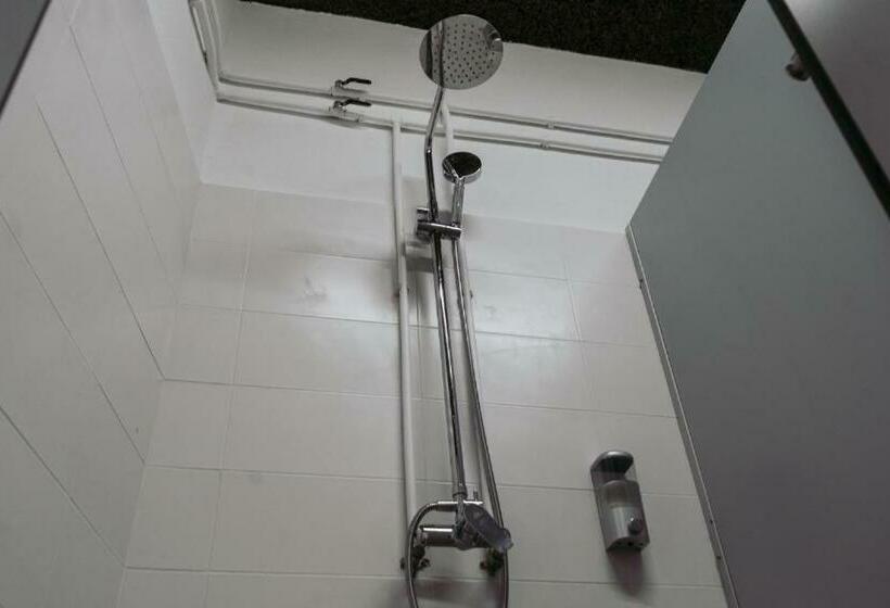 فندق صغير Middle Point