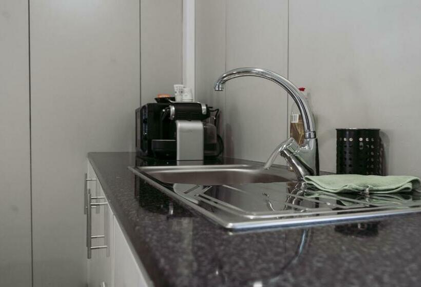 فندق صغير Middle Point