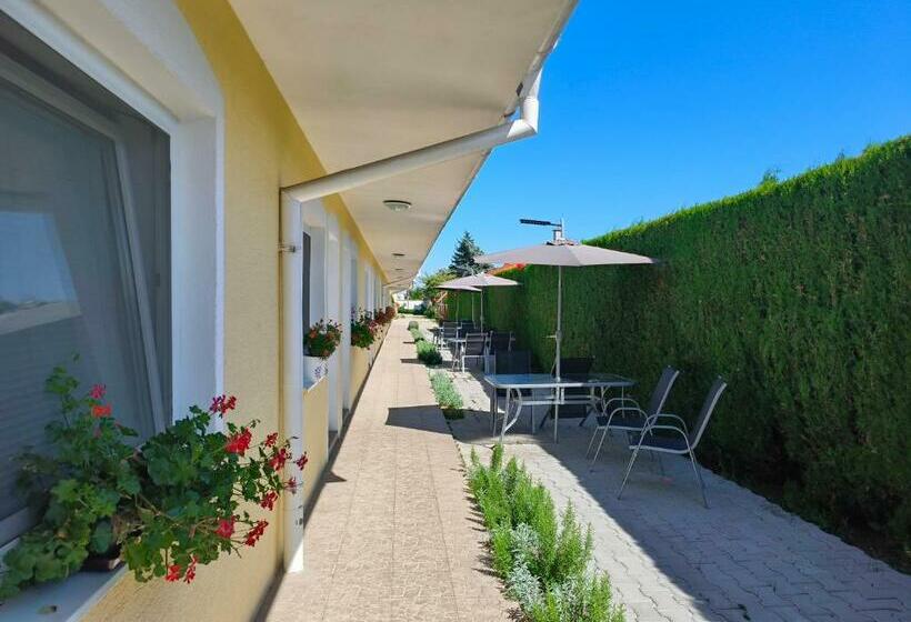 پانسیون Cozy Room With Garden In Bratislava