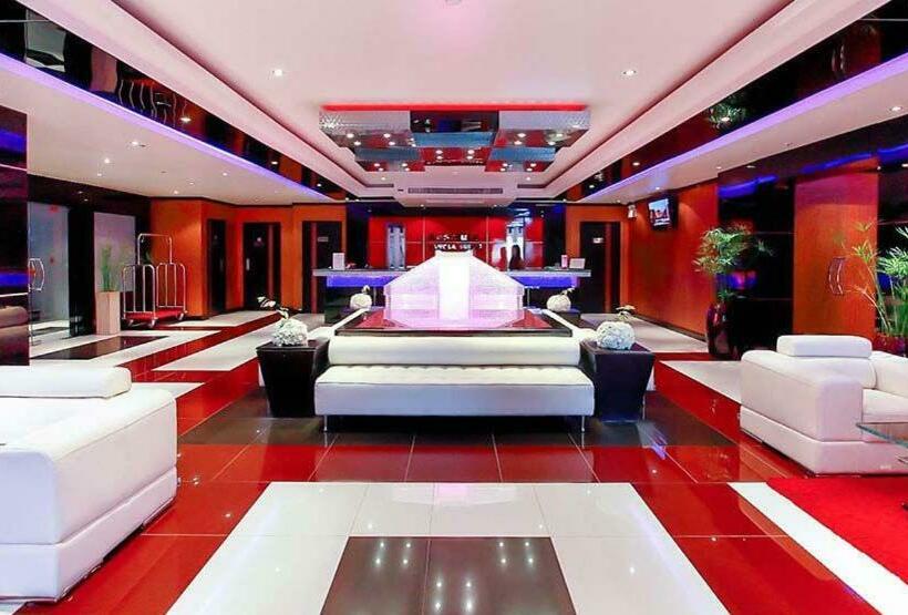 호텔 Bangla Suites Phuket