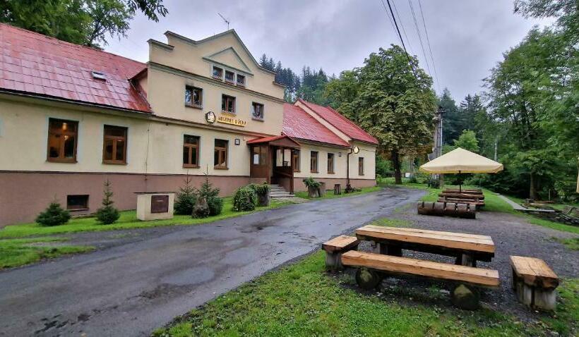 הוסטל Hostinec U řeky