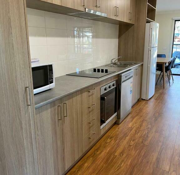 בית מלון כפרי Wedderburn Caravan Park