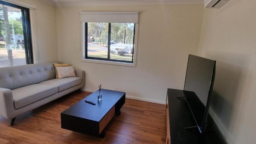 בית מלון כפרי Wedderburn Caravan Park