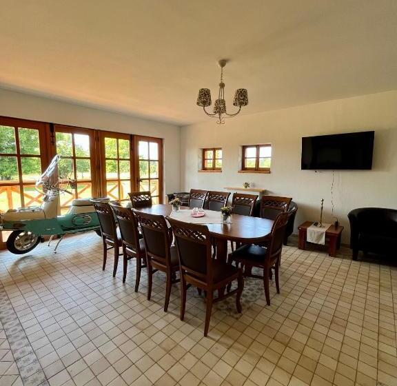 הוסטל Zámeček   Chateau Lány   Depandance Stroodel