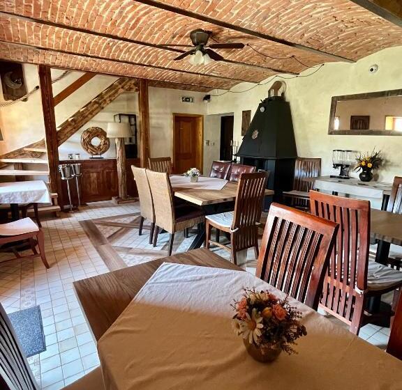 הוסטל Zámeček   Chateau Lány   Depandance Stroodel