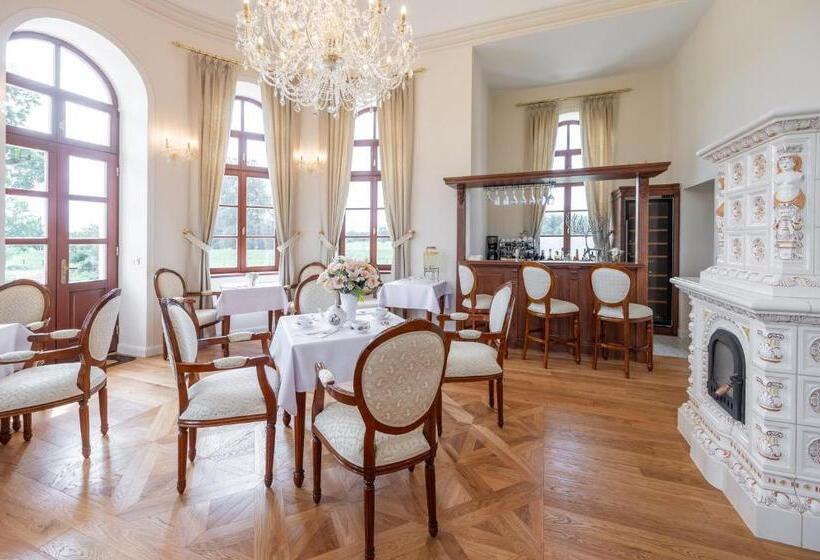 הוסטל Zámeček   Chateau Lány   Depandance Stroodel