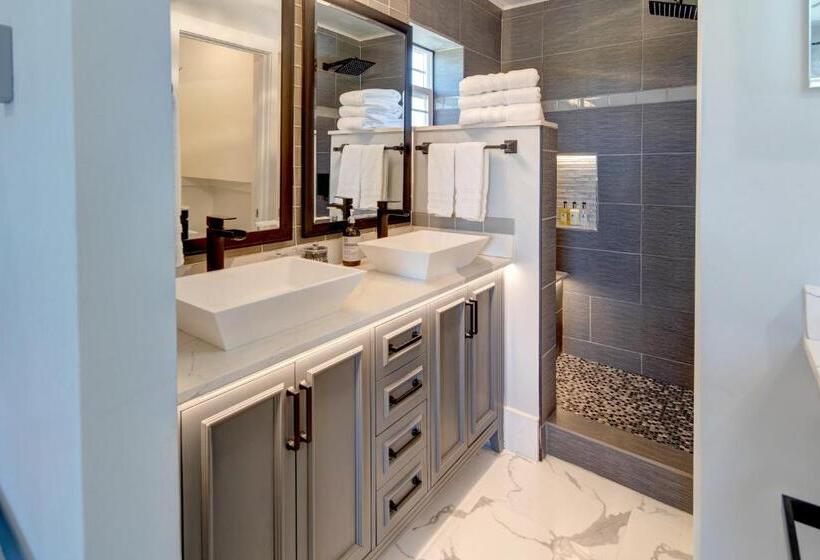 هتل Eagle’s Landing Lodge