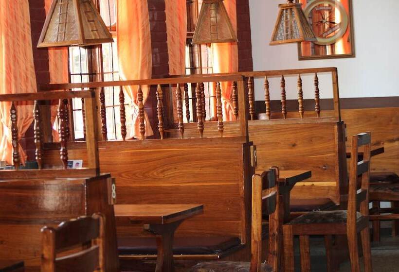 בית מלון כפרי Meserani Oasis Lodge & Campsite