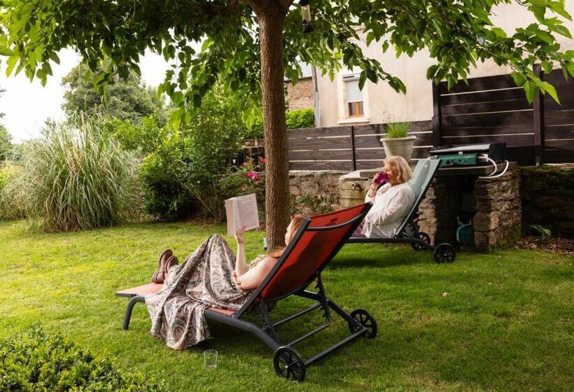 مبيت وإفطار Chambres D Hôtes Coeur De Bastié Et Ranch Du Lévézou