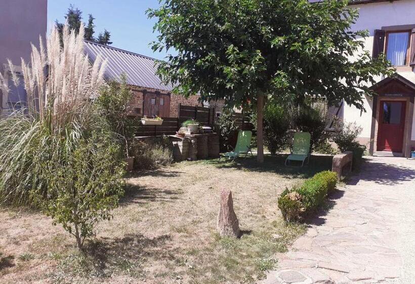 مبيت وإفطار Chambres D Hôtes Coeur De Bastié Et Ranch Du Lévézou