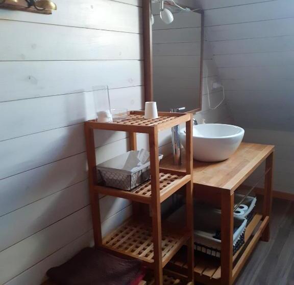 مبيت وإفطار Chambres D Hôtes Coeur De Bastié Et Ranch Du Lévézou