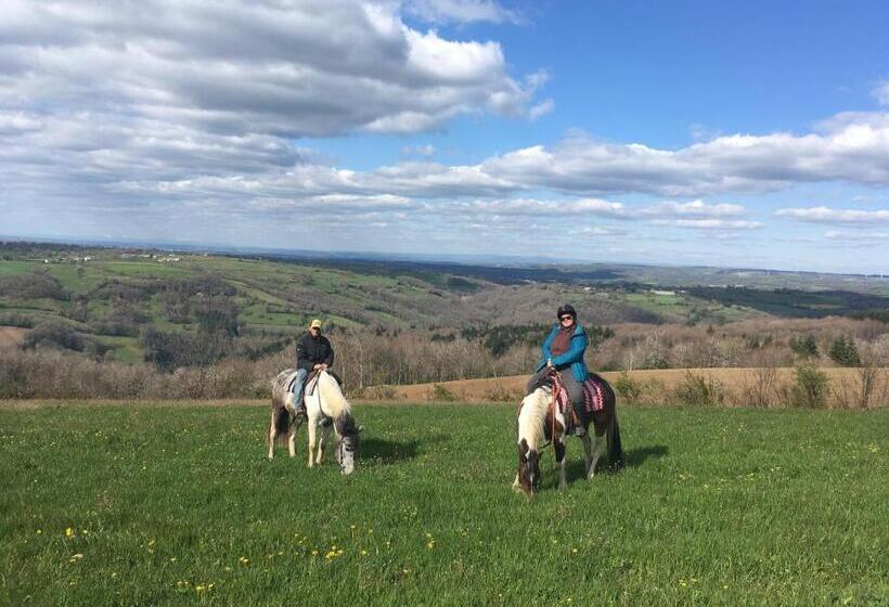 مبيت وإفطار Chambres D Hôtes Coeur De Bastié Et Ranch Du Lévézou