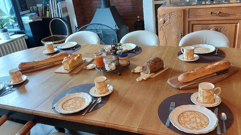 مبيت وإفطار La Source De Bury