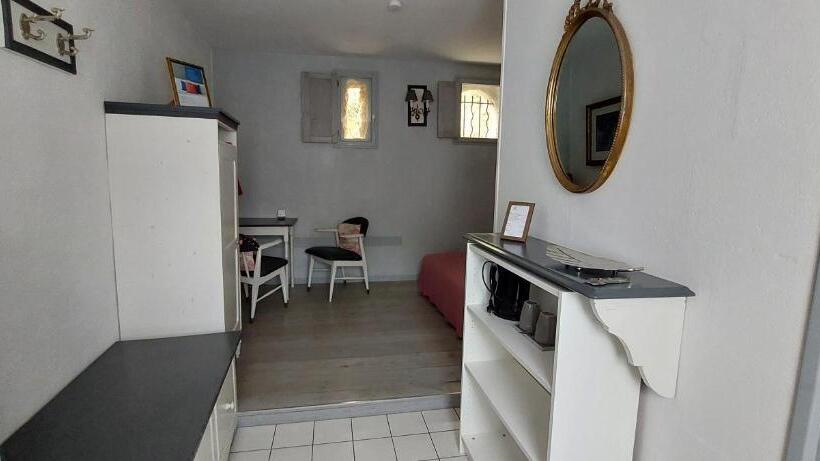 مبيت وإفطار La Source De Bury