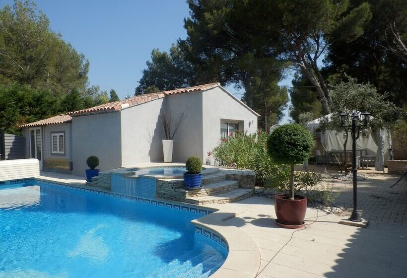 تختخواب و صبحانه Mas Les Vieux Chenes