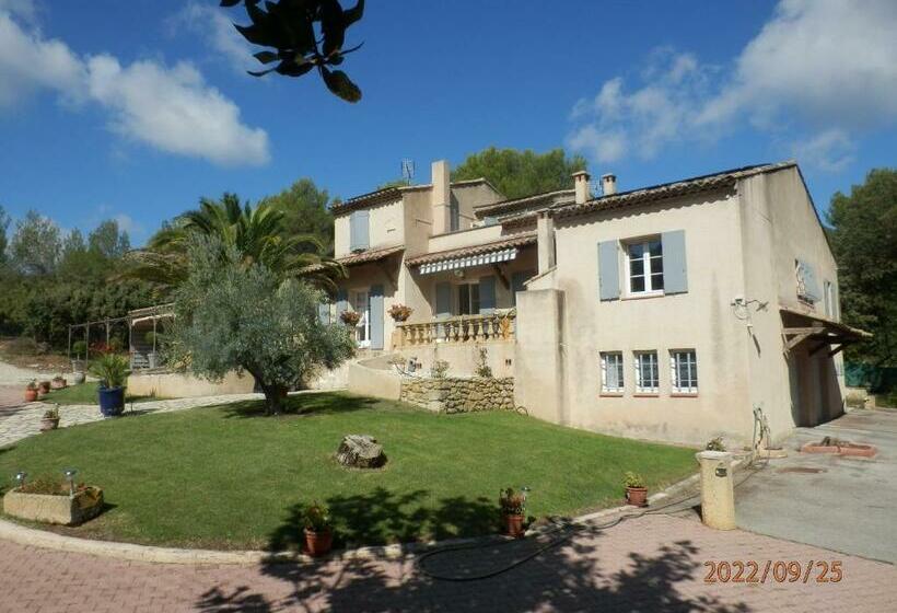 تختخواب و صبحانه Mas Les Vieux Chenes