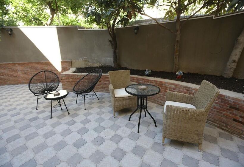 هتل Golden Nugget Tbilisi