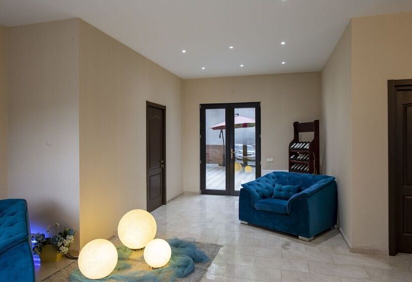 هتل Golden Nugget Tbilisi