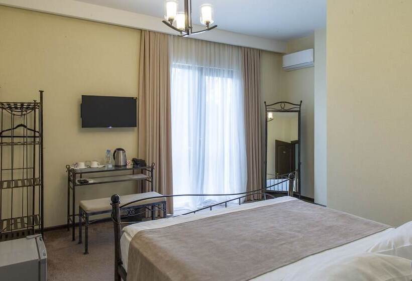 هتل Golden Nugget Tbilisi