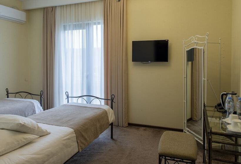 هتل Golden Nugget Tbilisi