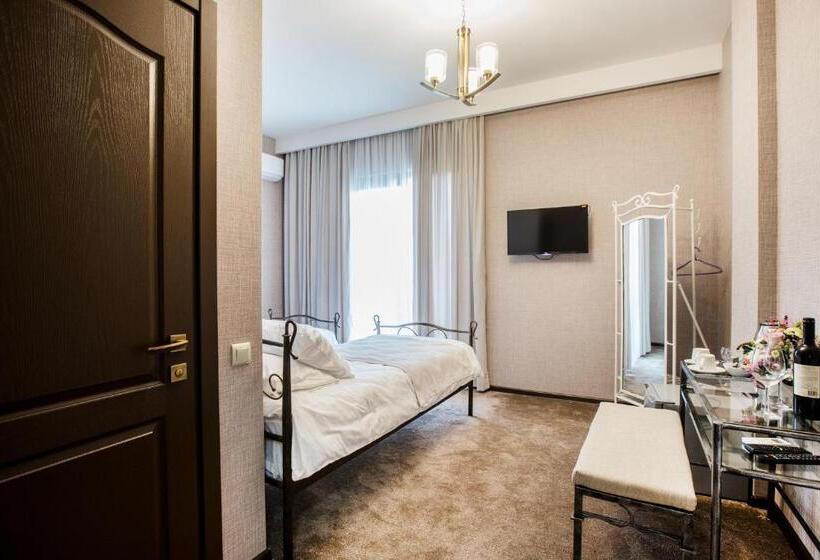 هتل Golden Nugget Tbilisi