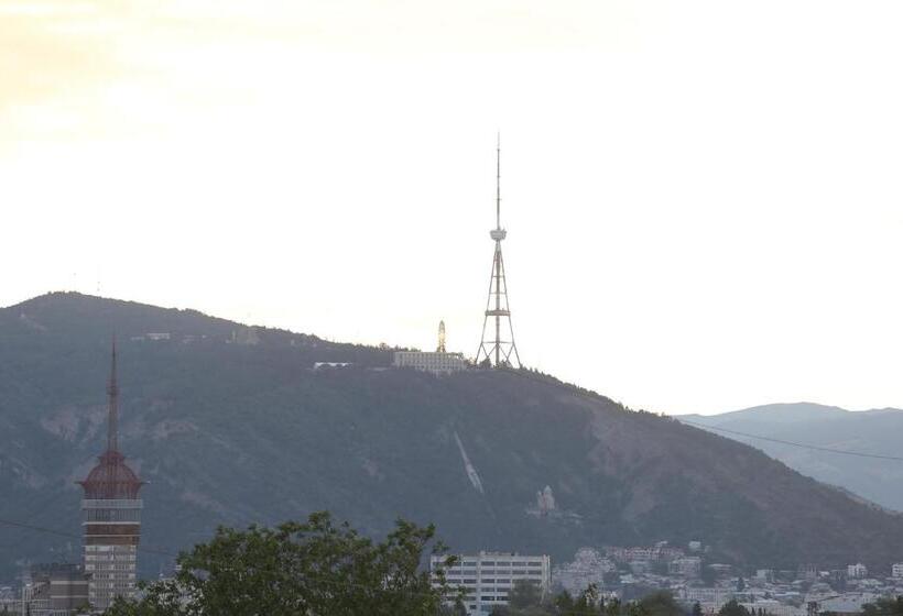 هتل Golden Nugget Tbilisi