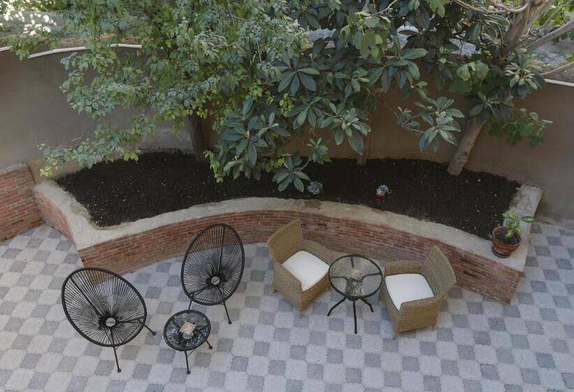 هتل Golden Nugget Tbilisi