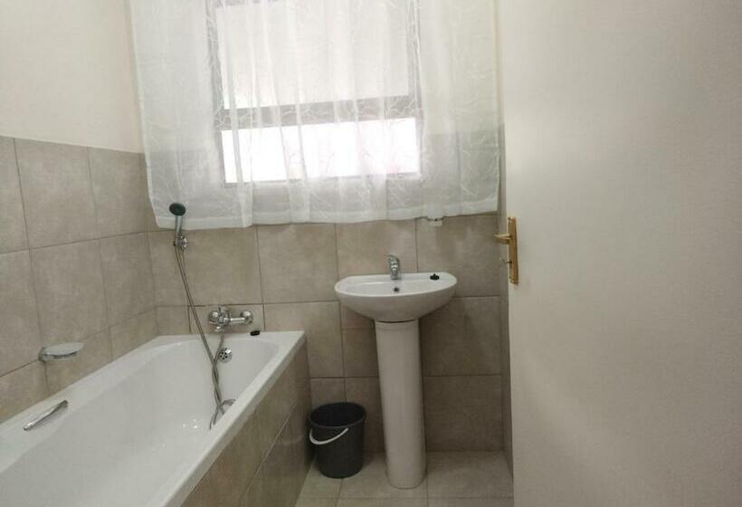 Hostel Moonlight Inn  206 Unit 1