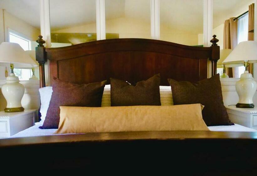 ユースホステル The Cedar Room   The Ranch House Motel