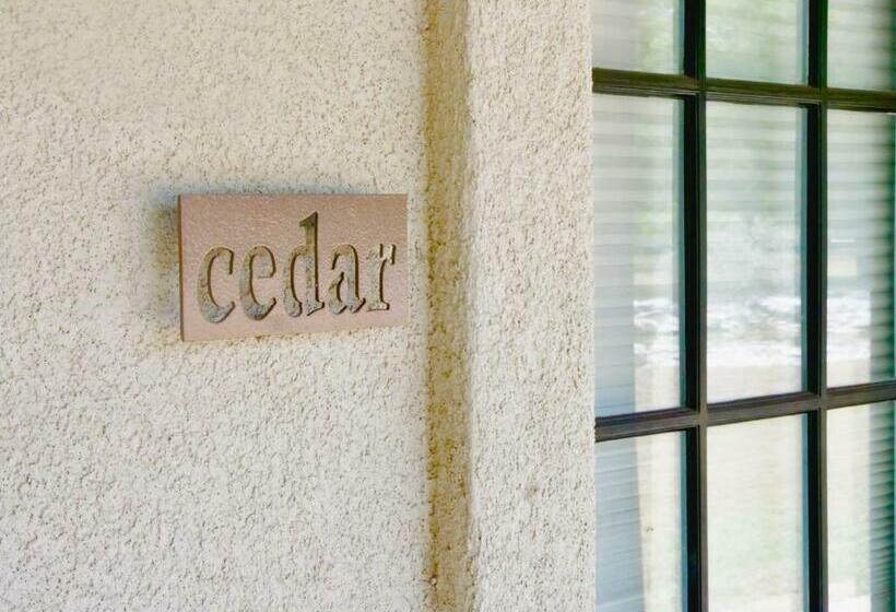 ユースホステル The Cedar Room   The Ranch House Motel