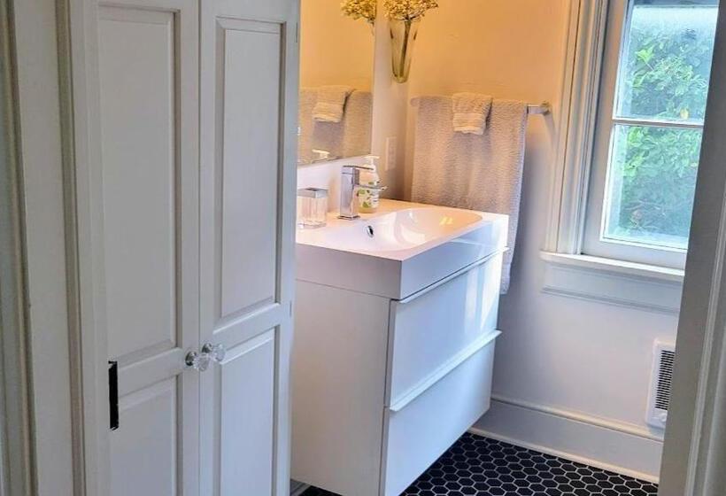 ベッドアンドブレックファースト Pinetown Bridge Bnb Llc