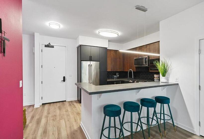 Fairfax District Chic City Oasis 2 Br Apt With Den 136