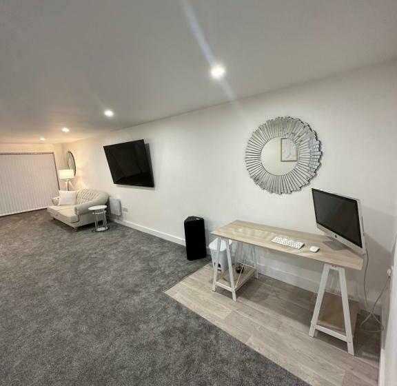 מלון כמוסות Selborne Studios   Breakfast Included