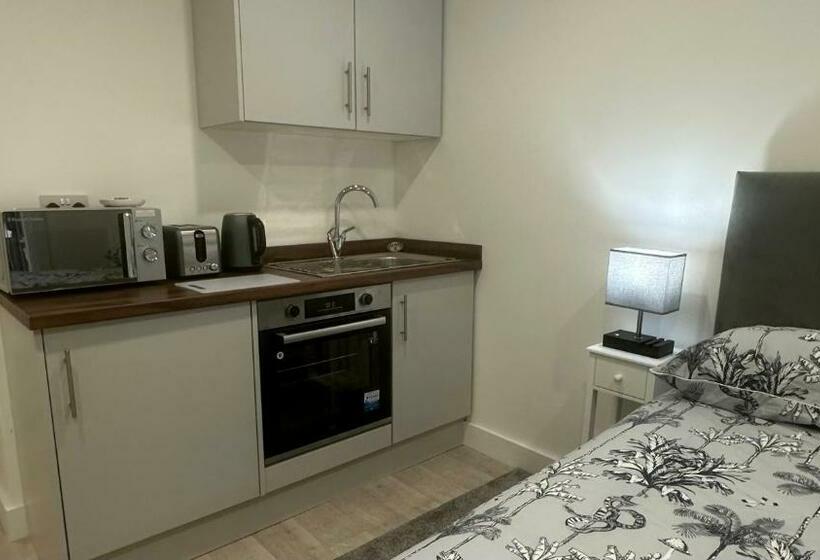 מלון כמוסות Selborne Studios   Breakfast Included