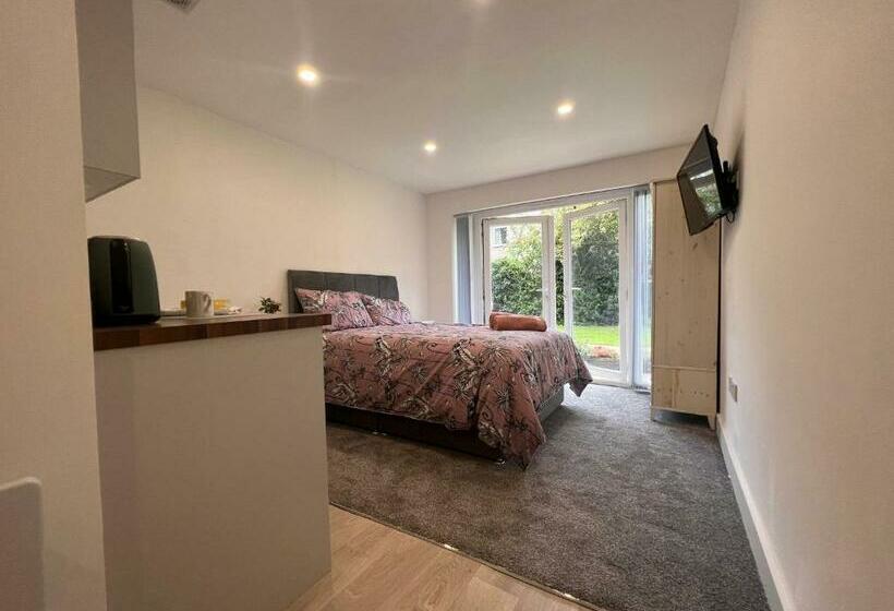 מלון כמוסות Selborne Studios   Breakfast Included