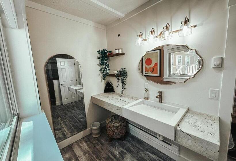 Woody Mountain Bed & Breakfast