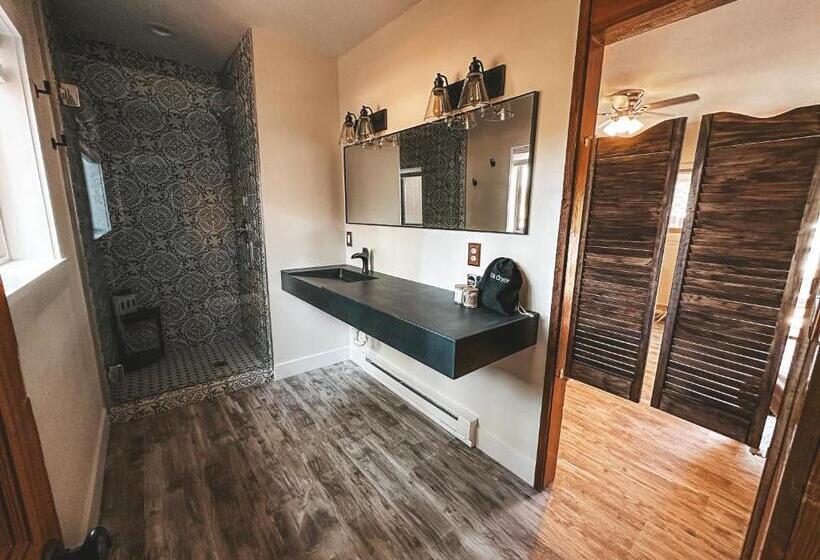 Woody Mountain Bed & Breakfast