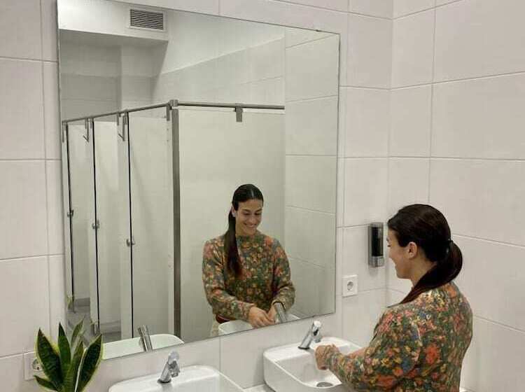 هتل کپسول Capsule Inn Valencia Hostel