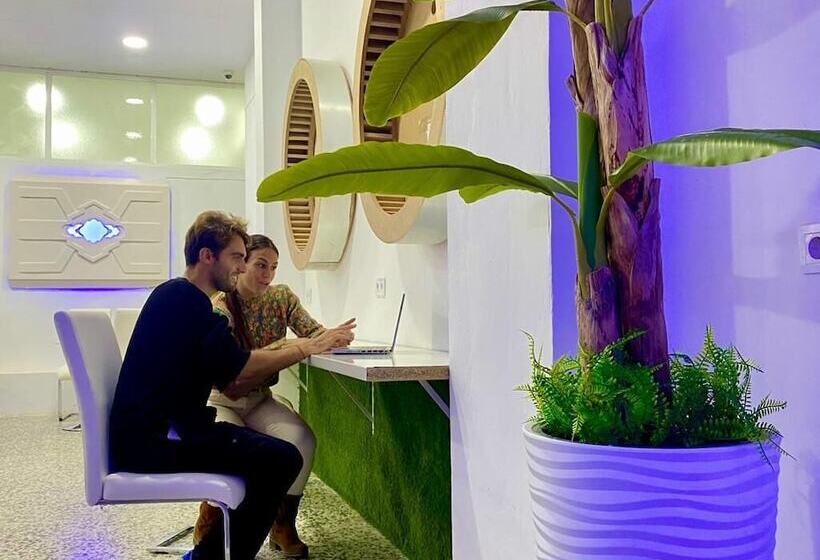 هتل کپسول Capsule Inn Valencia Hostel