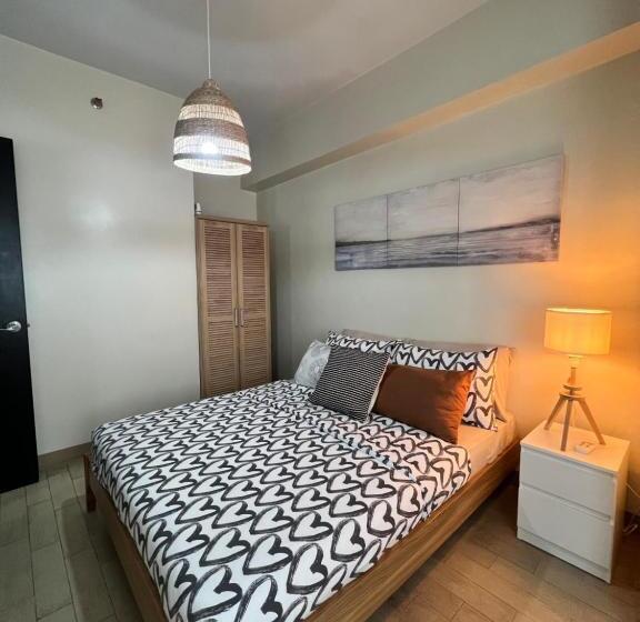 Huge 1bedroom Condotel W Balcony Near Smart Araneta Coliseum