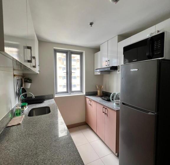 Huge 1bedroom Condotel W Balcony Near Smart Araneta Coliseum