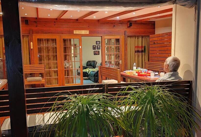 بنسيون 12 On Churchill