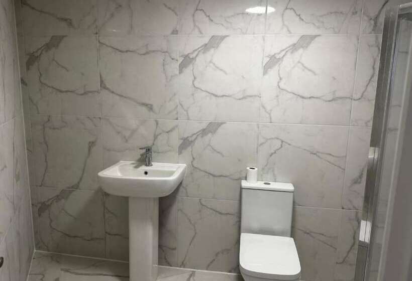 פנסיון Cheetham Hill Guest House