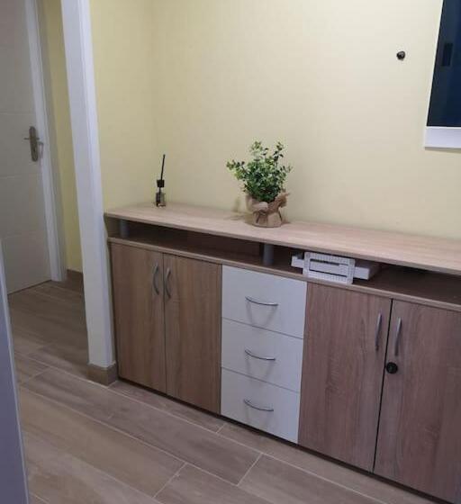 Пансион Hostal Mari, Alquiler Habitación Privada En Hostal, 6 Habitaciones Cerca De La Universidad Y Aeropue