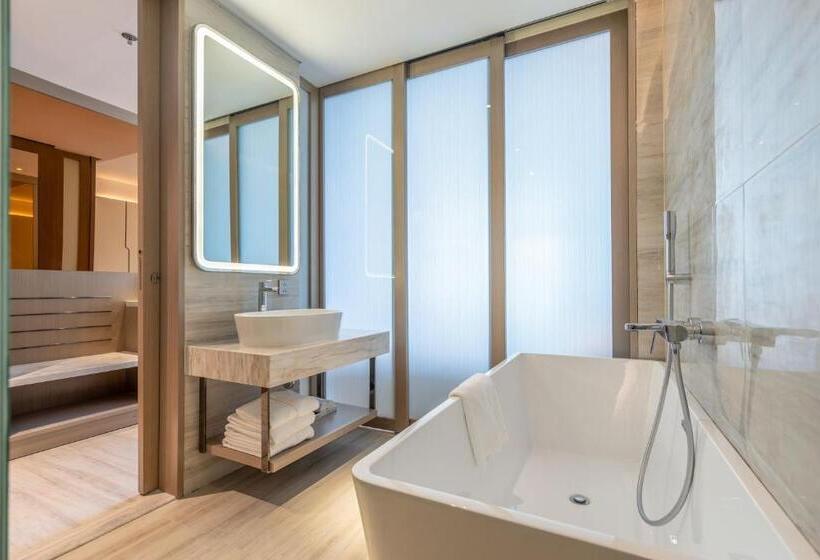 هتل Awaken Da Nang