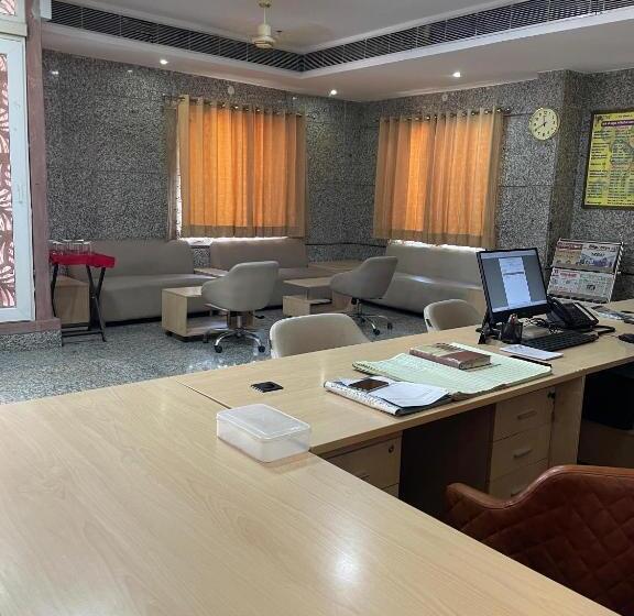 Отель Seth Murlidhar Seva Sadan Near Prem Mandir