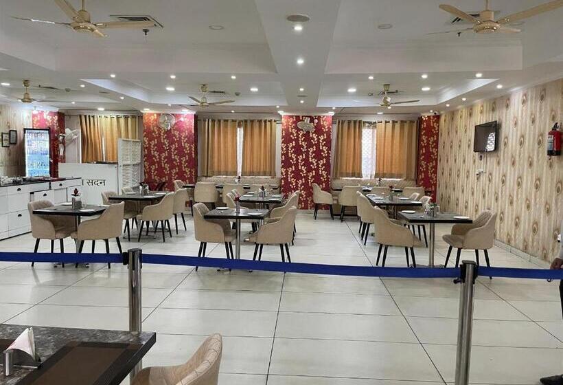 Отель Seth Murlidhar Seva Sadan Near Prem Mandir