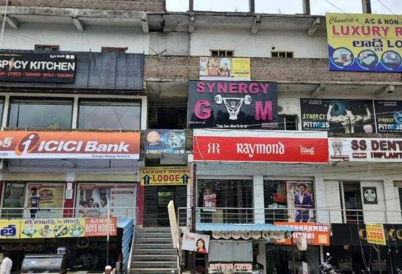 호텔 Spot On Chandras Luxury Rooms