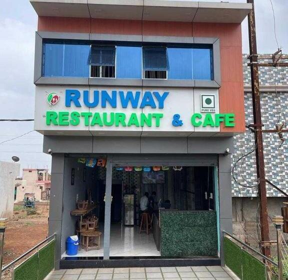 ホテル Spot On Runway Restaurant And